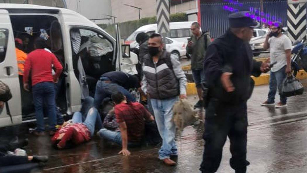 En el municipio de Tultitlán en el Estado de México se registró un accidente en el que se involucró una combi de transporte público y que dejó un saldo de tres personas muertas y 15 heridos.