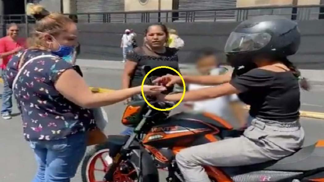 La tarde de este lunes comerciantes ambulantes que bloquean el Eje Central a la altura de Avenida Juárez comenzaron a pedir ‘cooperación’ a los motociclistas que circulaban por la zona, para dejarlos atravesar el bloqueo. La tarde de este lunes comerciantes ambulantes que bloquean el Eje Central a la altura de Avenida Juárez comenzaron a pedir ‘cooperación’ a los motociclistas que circulaban por la zona, para dejarlos atravesar el bloqueo.