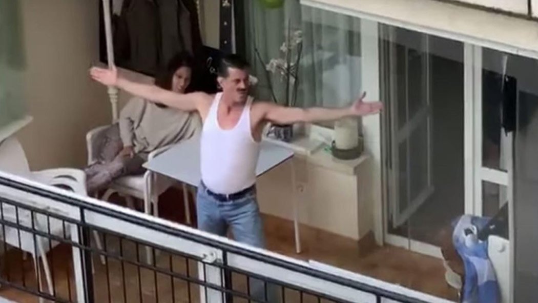 Freddie Mercury ha 'regresado' para ayudar a la ciudadanía a solventar la cuarentena por COVID-19. Y para prueba lo sucedió hace unos días en España, donde un ciudadano se disfrazó como el legendario vocalista del grupo Queen para dar un show a sus vecinos. Freddie Mercury ha 'regresado' para ayudar a la ciudadanía a solventar la cuarentena por COVID-19. Y para prueba lo sucedió hace unos días en España, donde un ciudadano se disfrazó como el legendario vocalista del grupo Queen para dar un show a sus vecinos.