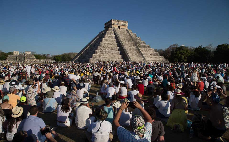 La zona arqueológica maya recibió el jueves a miles de turistas que querían presenciar el descenso de Kukulkán; a partir de hoy cerrará por la contingencia por el coronavirus.