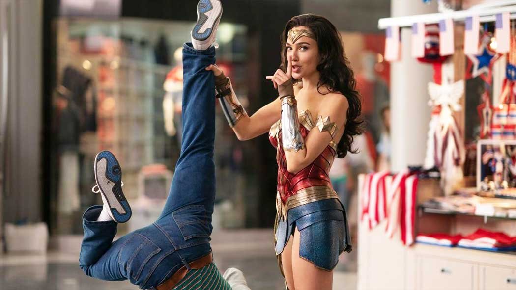 La industria de Hollywood estaba esperando con impaciencia la decisión de Warner con 'Wonder Woman 1984', el ultimo gran estreno de lo que quedaba de 2020. Pues bien, acaban de soltar la bomba, ya que la película se estrenara en los cines de Estados Unidos al mismo tiempo que llega a la plataforma HBO Max. La industria de Hollywood estaba esperando con impaciencia la decisión de Warner con 'Wonder Woman 1984', el ultimo gran estreno de lo que quedaba de 2020. Pues bien, acaban de soltar la bomba, ya que la película se estrenara en los cines de Estados Unidos al mismo tiempo que llega a la plataforma HBO Max.