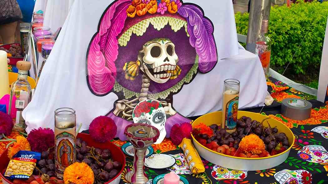 El Día de Muertos 2020 se celebra con ofrendas y flores de cempasúchil, en pocas palabras, es toda una fiesta con la mejor decoración y la mejor comida para recibir a aquellos que se adelantaron. El Día de Muertos 2020 se celebra con ofrendas y flores de cempasúchil, en pocas palabras, es toda una fiesta con la mejor decoración y la mejor comida para recibir a aquellos que se adelantaron.