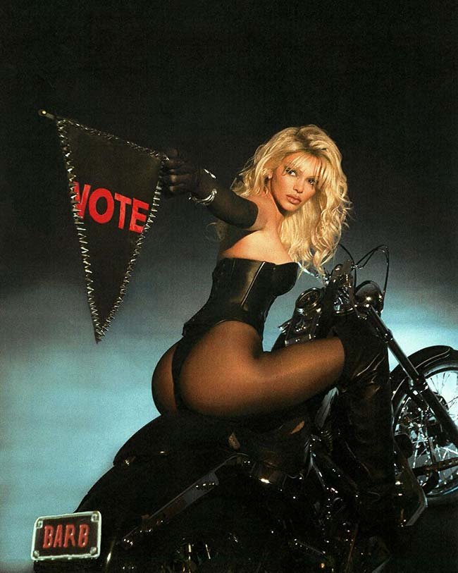 Kendall Jenner derrocha sensualidad con disfraz de Pamela Anderson