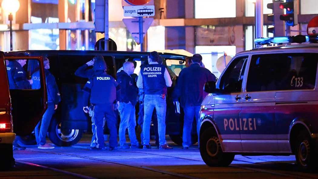 El Ministerio de Interior de Austria calificó el ataque contra una sinagoga en el centro de la capital como un acto terrorista; también confirmó que podría haber personas heridas. El Ministerio de Interior de Austria calificó el ataque contra una sinagoga en el centro de la capital como un acto terrorista; también confirmó que podría haber personas heridas.