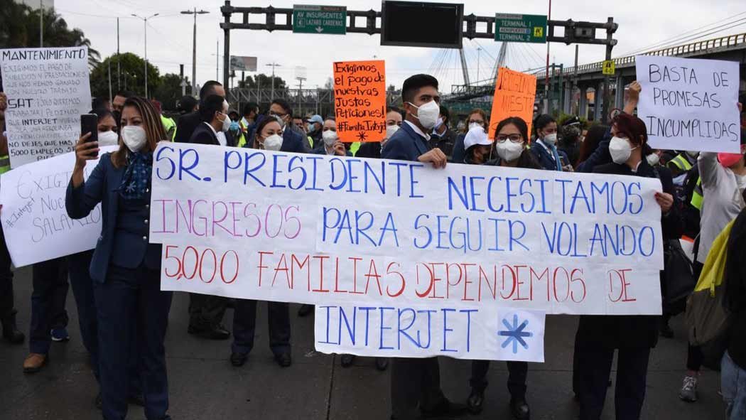 Trabajadores de Interjet se manifiestan afuera de sus oficinas
