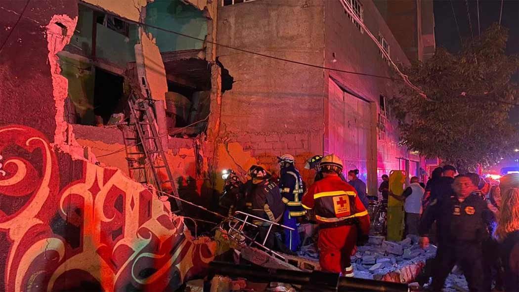 La secretaria de Gestión Integral de Riesgos y Protección Civil (SGIRPC), Myriam Urzúa, informó que hasta el momento se reportan dos personas muertas luego de la explosión por acumulación de gas en un inmueble de una vecindad de la colonia Morelos. La secretaria de Gestión Integral de Riesgos y Protección Civil (SGIRPC), Myriam Urzúa, informó que hasta el momento se reportan dos personas muertas luego de la explosión por acumulación de gas en un inmueble de una vecindad de la colonia Morelos.