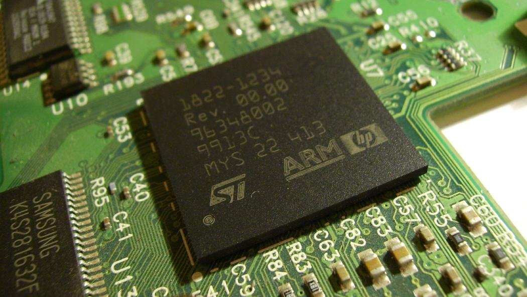 ARM, anteriormente Advanced RISC Machine, originalmente Acorn RISC Machine, es una arquitectura RISC de 32 bits y, con la llegada de su versión V8-A, también de 64 Bits, desarrollada por ARM Holdings. ARM, anteriormente Advanced RISC Machine, originalmente Acorn RISC Machine, es una arquitectura RISC de 32 bits y, con la llegada de su versión V8-A, también de 64 Bits, desarrollada por ARM Holdings.