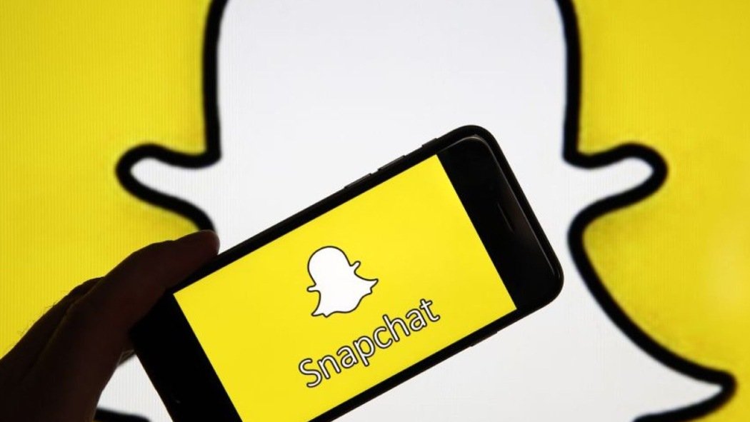 Tras el éxito que ha tenido TikTok, Snapchat no quiso quedarse con los brazos cruzados y ha lanzado una nueva función en Snapchat llamada Spotlight, la cual aparecerá de forma similar a como lo hace Reels en Instagram, es decir, mediante su propia pestaña donde los usuarios podrán ver los videos cortos de otros artistas. Tras el éxito que ha tenido TikTok, Snapchat no quiso quedarse con los brazos cruzados y ha lanzado una nueva función en Snapchat llamada Spotlight, la cual aparecerá de forma similar a como lo hace Reels en Instagram, es decir, mediante su propia pestaña donde los usuarios podrán ver los videos cortos de otros artistas.