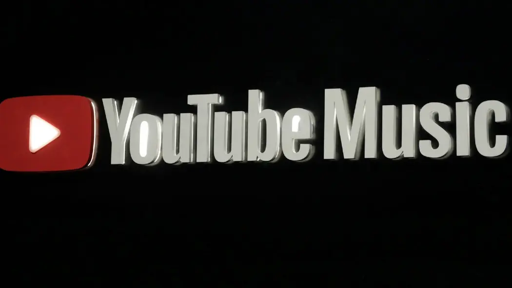 YouTube Music es un servicio de retransmisión de música desarrollado por YouTube. En su versión gratuita permite ver vídeos musicales entre los que se insertan vídeos publicitarios.