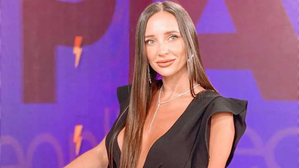 "Me hackearon la cuenta de Twitter. Ese video fue grabado desde la cámara de mi computadora violando mi intimidad sin que yo sepa. No se desde cuando esta tomada mi pc. Miedo", arrancó diciendo la panelista de Pampita Online, de 33 años de edad, tras recuperar su cuenta. Y recomendó: "Tapen la cámara de sus computadoras. HDPs hay en todos lados. No dejes que te lo hagan a vos".