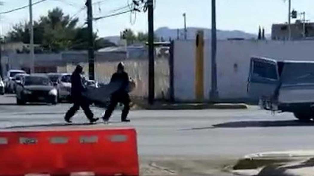 Usuarios de Facebook publicaron un video en el que un cadáver se cae de la parte trasera de una carroza a mitad de la calle. Usuarios de Facebook publicaron un video en el que un cadáver se cae de la parte trasera de una carroza a mitad de la calle.