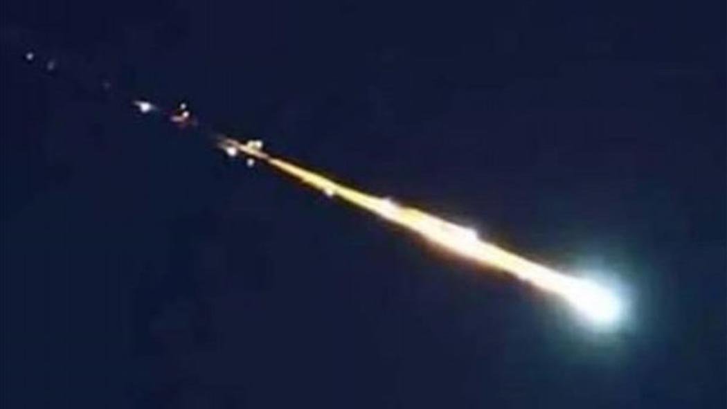 El divulgador científico y director de astronomos.org, Pablo Lonnie, explicó que las imágenes captadas corresponden a un bólido, que es un meteoro muy brillante que se destruye en la tierra. El divulgador científico y director de astronomos.org, Pablo Lonnie, explicó que las imágenes captadas corresponden a un bólido, que es un meteoro muy brillante que se destruye en la tierra.