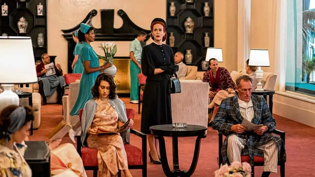 Netflix estrena hoy, 18 de septiembre de 2020,  la primera temporada de “Ratched”, una serie que todo este tiempo se ha vendido como una precuela de la novela de misterios: “Alguien voló sobre el nido del cuco”, sin embargo, durante sus primeros episodios parecía beber más del cine de Alfred Hitchcock, no obstante, es evidente el sello de su creador: Ryan Murphy.