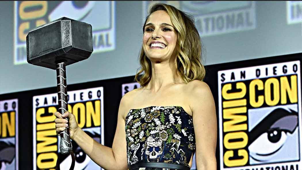 En la nueva cinta de Marvel, Natalie Portman, retoma su papel como Jane Foster y asume el manto de la nueva Diosa del Trueno del UCM En la nueva cinta de Marvel, Natalie Portman, retoma su papel como Jane Foster y asume el manto de la nueva Diosa del Trueno del UCM