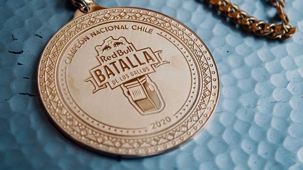 La Final Nacional de Chile de Red Bull Batalla de los Gallos tiene nuevo campeón y se trata de Acertijo que venció en el último enfrentamiento a Rodamiento. En el camino dejó a Bas, Stigma y El Menor, este completo el podio. La Final Nacional de Chile de Red Bull Batalla de los Gallos tiene nuevo campeón y se trata de Acertijo que venció en el último enfrentamiento a Rodamiento. En el camino dejó a Bas, Stigma y El Menor, este completo el podio.