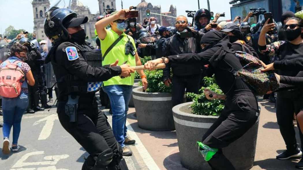 Felipe Calderón, ex presidente de México, llamó feminismo hipócrita en referencias a los insultos en contra de cuerpo femenil de policías en las manifestaciones que se realizaron en el marco del Día de Acción Global por el aborto legal y seguro. Felipe Calderón, ex presidente de México, llamó feminismo hipócrita en referencias a los insultos en contra de cuerpo femenil de policías en las manifestaciones que se realizaron en el marco del Día de Acción Global por el aborto legal y seguro.