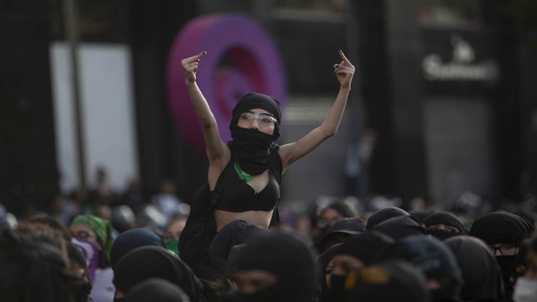 La manifestación comenzó en el Monumento a la Revolución y se previa concluir en el Zócalo de la Ciudad de México pero por la presencia de integrantes del Frente Nacional Anti Andrés Manuel López Obrador (FRENAAA) llegaron hasta al antimonumenta, ubicado enfrente del Palacio de Bellas Artes. La manifestación comenzó en el Monumento a la Revolución y se previa concluir en el Zócalo de la Ciudad de México pero por la presencia de integrantes del Frente Nacional Anti Andrés Manuel López Obrador (FRENAAA) llegaron hasta al antimonumenta, ubicado enfrente del Palacio de Bellas Artes.