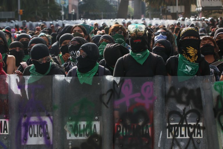 Manifestación pro aborto CDMX deja varias civiles lesionadas y policías