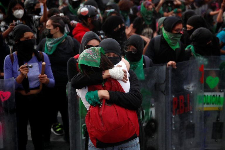 Manifestación pro aborto CDMX deja varias civiles lesionadas y policías