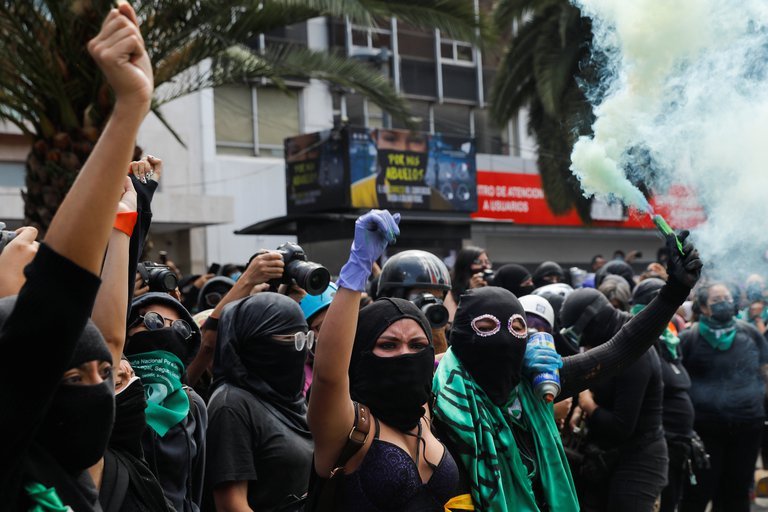 Manifestación pro aborto CDMX deja varias civiles lesionadas y policías