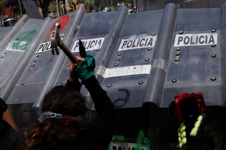 Manifestación pro aborto CDMX deja varias civiles lesionadas y policías