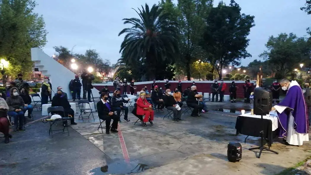 Vecinos, rescatistas y autoridades de la alcaldía Cuauhtémoc de la Ciudad de México recordaron, con una misa y un minuto de silencio, a quienes murieron por el sismo del 19 de septiembre de 1985 en la Unidad Habitacional de Tlatelolco. Vecinos, rescatistas y autoridades de la alcaldía Cuauhtémoc de la Ciudad de México recordaron, con una misa y un minuto de silencio, a quienes murieron por el sismo del 19 de septiembre de 1985 en la Unidad Habitacional de Tlatelolco.