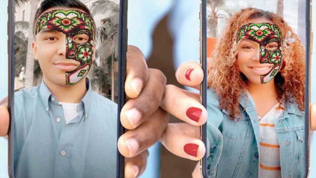 Por lo que por esto que Snapchat encontró una divertida forma de celebrar las fiestas patrias este año, creando un filtro que recrea una máscara de arte huichol en realidad aumentada para que puedas lucirla este 15 de septiembre y así dar el grito desde tu casa y compartirlo en tus redes sociales. Por lo que por esto que Snapchat encontró una divertida forma de celebrar las fiestas patrias este año, creando un filtro que recrea una máscara de arte huichol en realidad aumentada para que puedas lucirla este 15 de septiembre y así dar el grito desde tu casa y compartirlo en tus redes sociales.