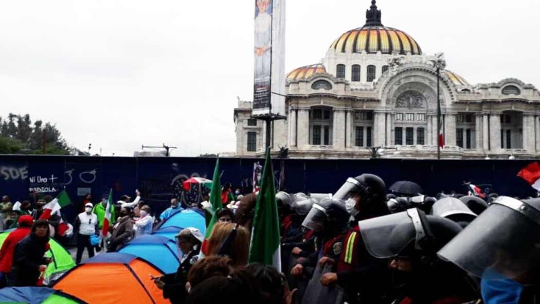 Integrantes del Frente Nacional AntiAMLO (FRENA) se manifiestan en el Monumento a la Revolución, con rumbo al Zócalo capitalino, donde quieren colocar casas de campaña para instalarse de forma indefinida. Integrantes del Frente Nacional AntiAMLO (FRENA) se manifiestan en el Monumento a la Revolución, con rumbo al Zócalo capitalino, donde quieren colocar casas de campaña para instalarse de forma indefinida.