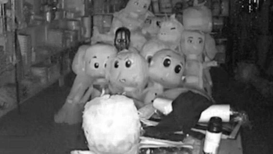 Esta no es la primera vez que el videoblogger Angel David Revilla Lenoci, conocido como "Dross", publica un video donde explica sucesos paranormales y anécdotas de usuarios en la red que han sido víctimas de cosas espeluznantes. Esta no es la primera vez que el videoblogger Angel David Revilla Lenoci, conocido como "Dross", publica un video donde explica sucesos paranormales y anécdotas de usuarios en la red que han sido víctimas de cosas espeluznantes.