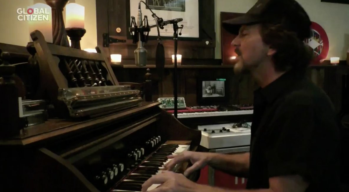 Eddie Vedder, el reconocido líder de la banda Pearl Jam, resaltó particularmente durante el evento "One World: Together at Home", al mostrar un íntimo registro acompañado solamente por velas y un piano para su actuación.