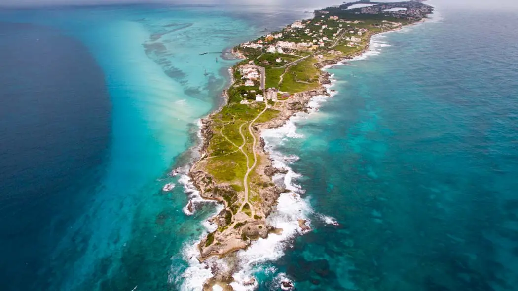 Isla Mujeres es un Pueblo Mágico de ambiente romántico y relajado, con una gran riqueza natural, vestigios mayas y cultura caribeña; localizado a solo 6 kilómetros al noreste de Cancún. Es ideal para disfrutar actividades acuáticas como el buceo, el snorkel, paseos en lancha, catamaranes y kayaks, tirolesas sobre el mar, pesca deportiva y mucho más.