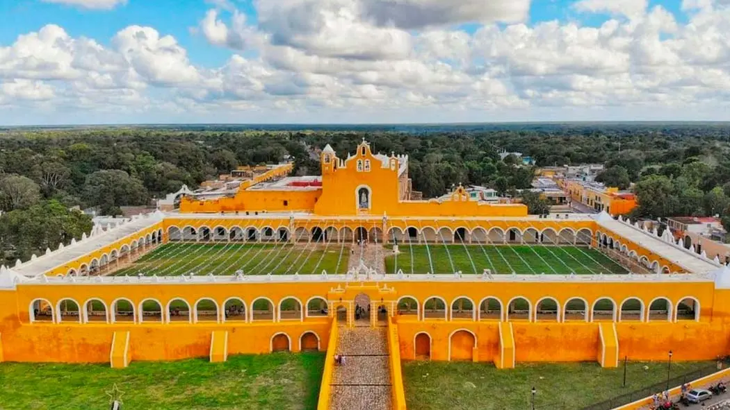 Izamal es el pueblo mágico de México que resplandece a simple vista. Entre sus fachadas amarillas aún permanece el legado de la cultura Maya que pocos conocen en este peculiar destino turístico de Yucatán que ha mantenido la seguridad para que continúe siendo visitada.