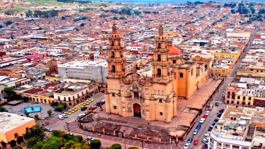 Su nombre proviene de un vocablo árabe que significa "lugar donde abundan los pastizales" y se ubica a sólo 35 minutos de la ciudad de Zacatecas, en un fértil valle agrícola está enmarcada por la belleza natural de la Sierra de Cardos.