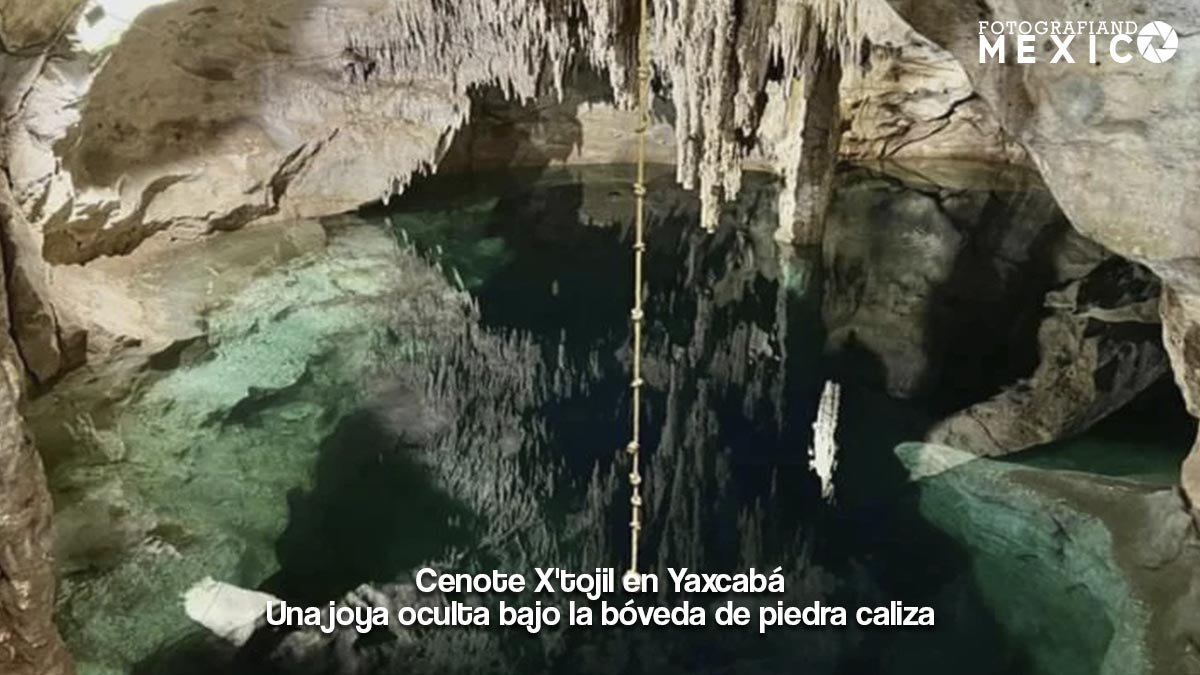 Vista panorámica del agua turquesa y la estalactita central dentro de la bóveda subterránea del Cenote X'tojil en Yaxcabá, Yucatán.