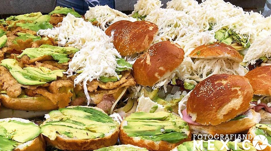 Preparación de la receta tradicional de cemitas poblanas de mercado con aguacate untado milanesa y quesillo deshebrado