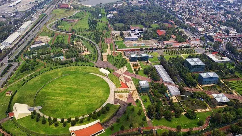 Vista aérea de dron del Parque Bicentenario en CDMX mostrando la plaza circular y el orquideario de cristal