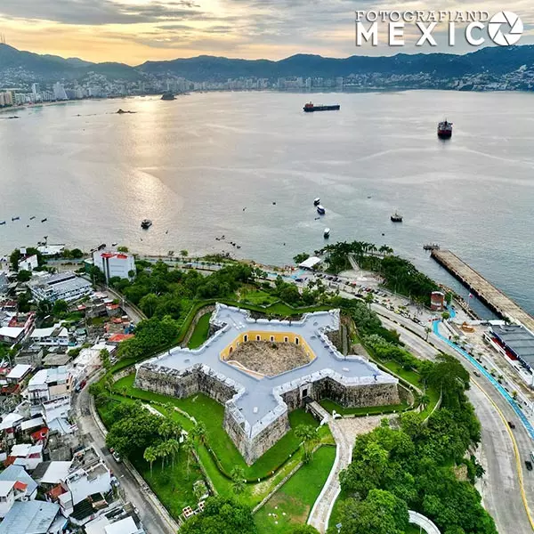 Vista aérea de la fortaleza de San Diego y su cercania con la terminal de cruceros de Acapulco