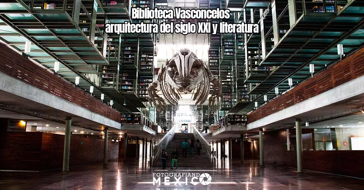 Vista de la nave central de la Biblioteca Vasconcelos con la ballena flotante de Gabriel Orozco y estanterías colgantes
