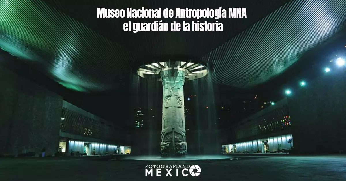 Columna del Paraguas central iluminada de noche con su cascada de agua en el patio del Museo Nacional de Antropología