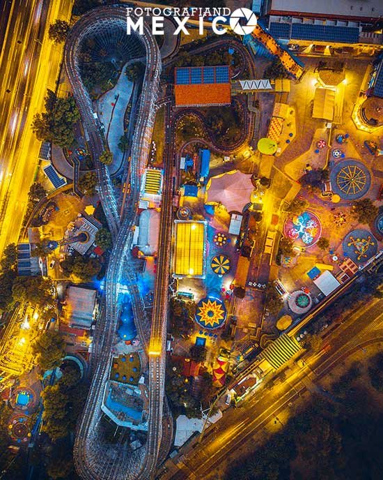 Feria de Chapultepec, un parque de diversiones que se encuentra en la segunda sección del Bosque, y que cuenta con más de 50 atracciones, como montañas rusas, carruseles, juegos mecánicos, juegos de destreza, etc. 