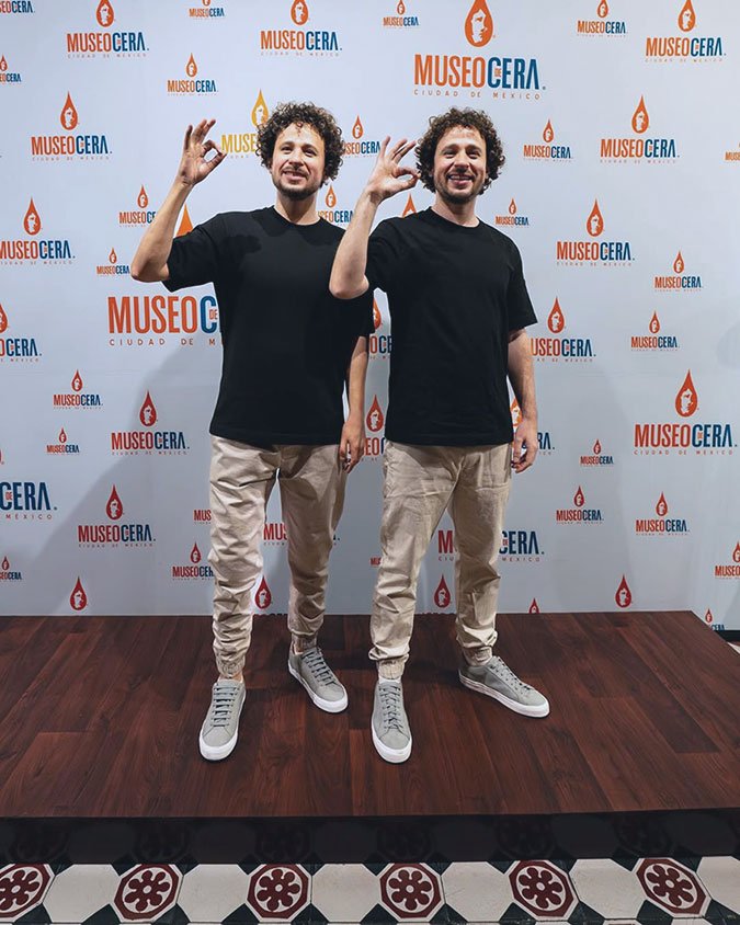 El influencer Luisito Comunica posando de forma idéntica junto a su figura de cera en el Museo de Cera CDMX