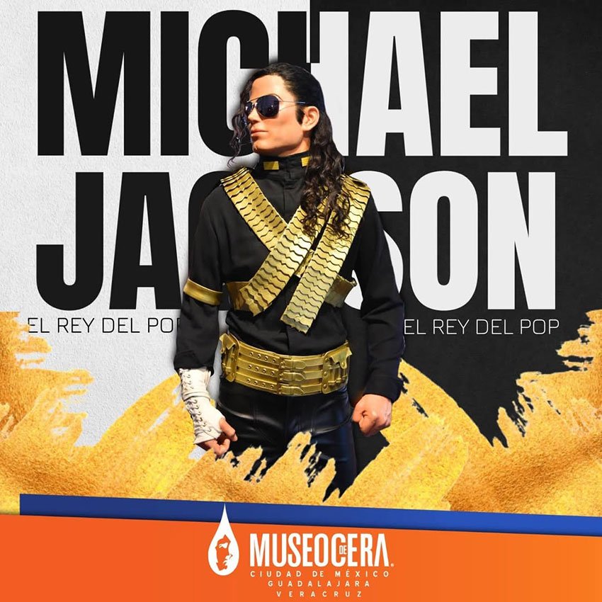 Figura de cera hiperrealista de Michael Jackson luciendo traje militar negro y dorado en el Museo de Cera CDMX