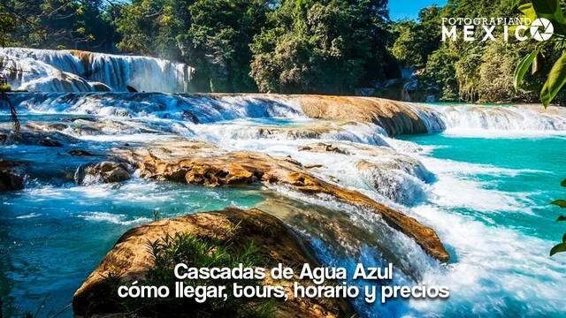 Vista panorámica de las escalinatas de travertino y las albercas de agua turquesa en las Cascadas de Agua Azul Chiapas
