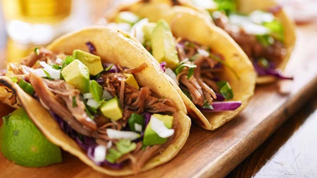 Una opción que cumple las tres características es la comida mexicana. Una de las joyas de la corona son los tacos; fáciles de preparar, divertidos de comer y deliciosos. Para aquellos que no amen el picante o no quieran carne, no hay problema: el relleno puede ser variado y mantener igualmente el punto de gusto que caracteriza México. Una opción que cumple las tres características es la comida mexicana. Una de las joyas de la corona son los tacos; fáciles de preparar, divertidos de comer y deliciosos. Para aquellos que no amen el picante o no quieran carne, no hay problema: el relleno puede ser variado y mantener igualmente el punto de gusto que caracteriza México.