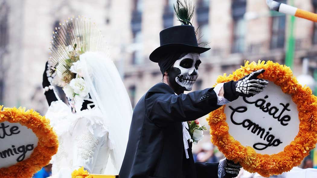 Las calles de la Ciudad de México se inundarán de color y fiesta el próximo 31 de octubre con motivo del Desfile del Día de Muertos, el cual regresará a la capital luego de que en 2020 fuera suspendido debido a la pandemia por COVID-19. Desfile Día de Muertos 2021 ruta, horario y todos los detalles