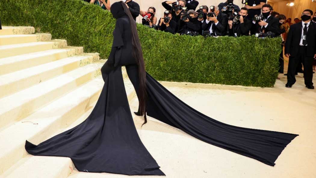 Kim Kardashian sorprende en MET Gala vestida completamente