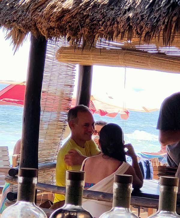 FOTOS: López-Gatell en la playa y lo critican por no usar cubrebocas