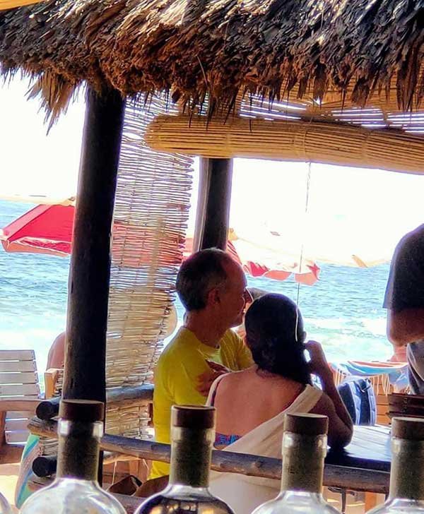 FOTOS: López-Gatell en la playa y lo critican por no usar cubrebocas