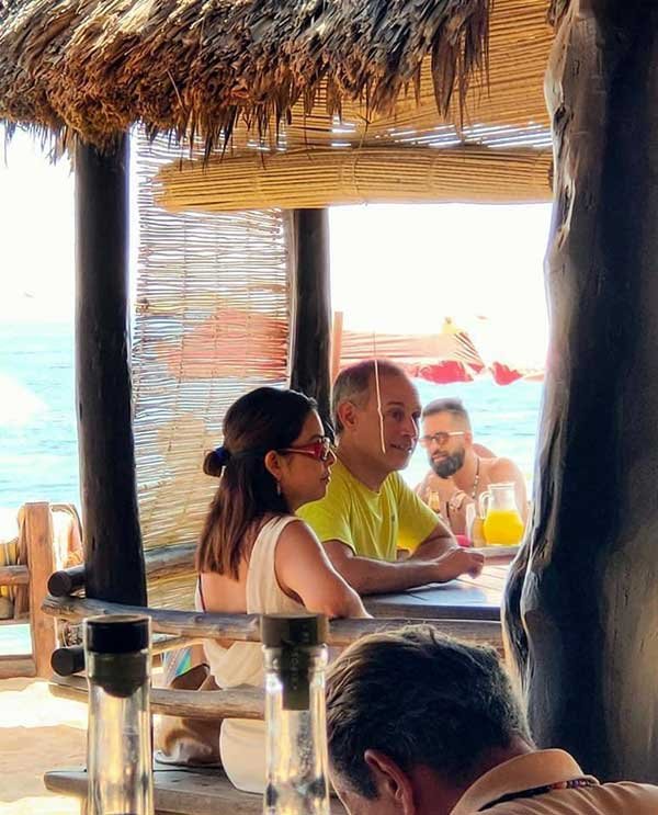 FOTOS: López-Gatell en la playa y lo critican por no usar cubrebocas