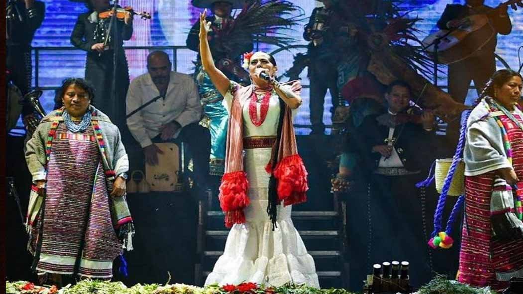 Andrés Manuel López Obrador, presidente de México, en compañía de la investigadora y primera dama Beatriz Gutiérrez Müller encabezaron el grito que conmemora el 211 aniversario del inicio de la Independencia de México. Video Lila Downs participa en el Grito de Independencia 2021